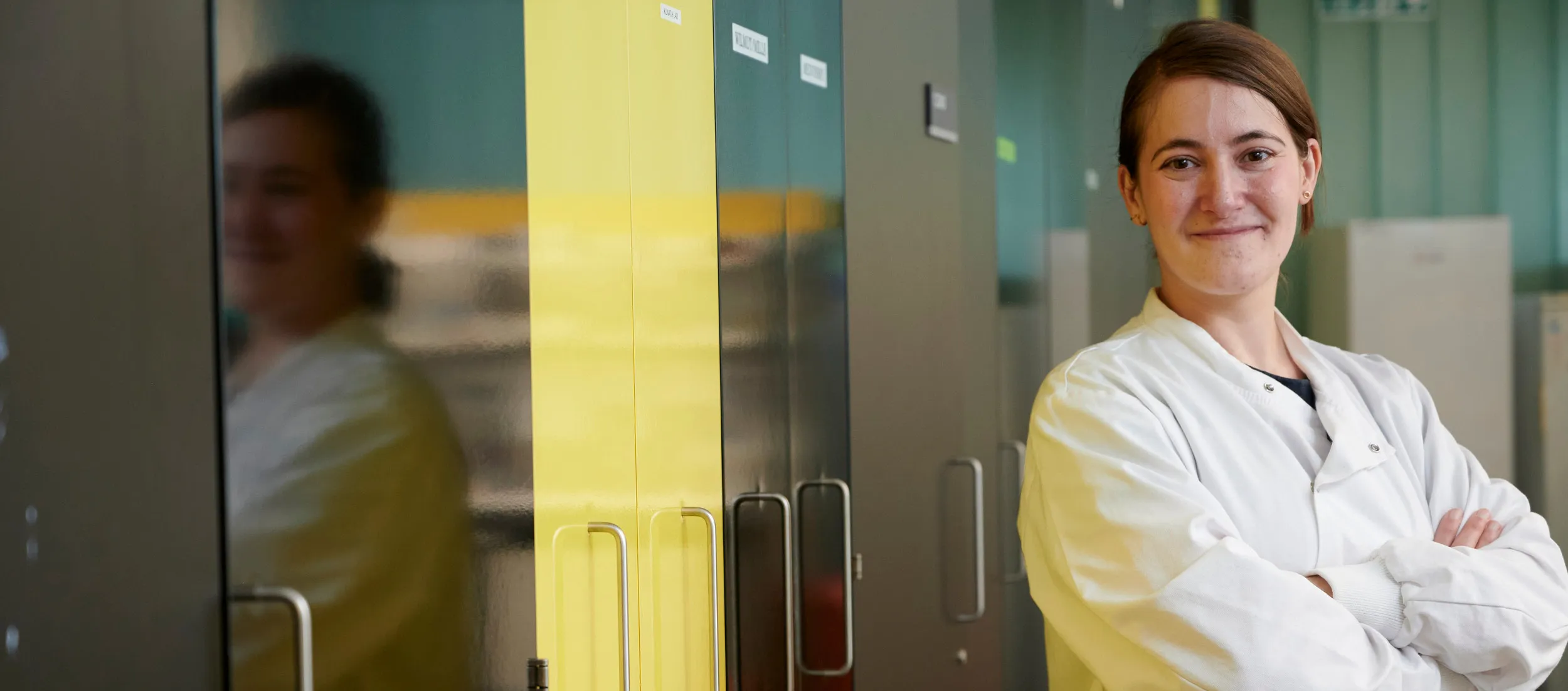 Image shoes Sofia Ferreira Gonzalez, with arms folded, in front of black and yellow lockers.