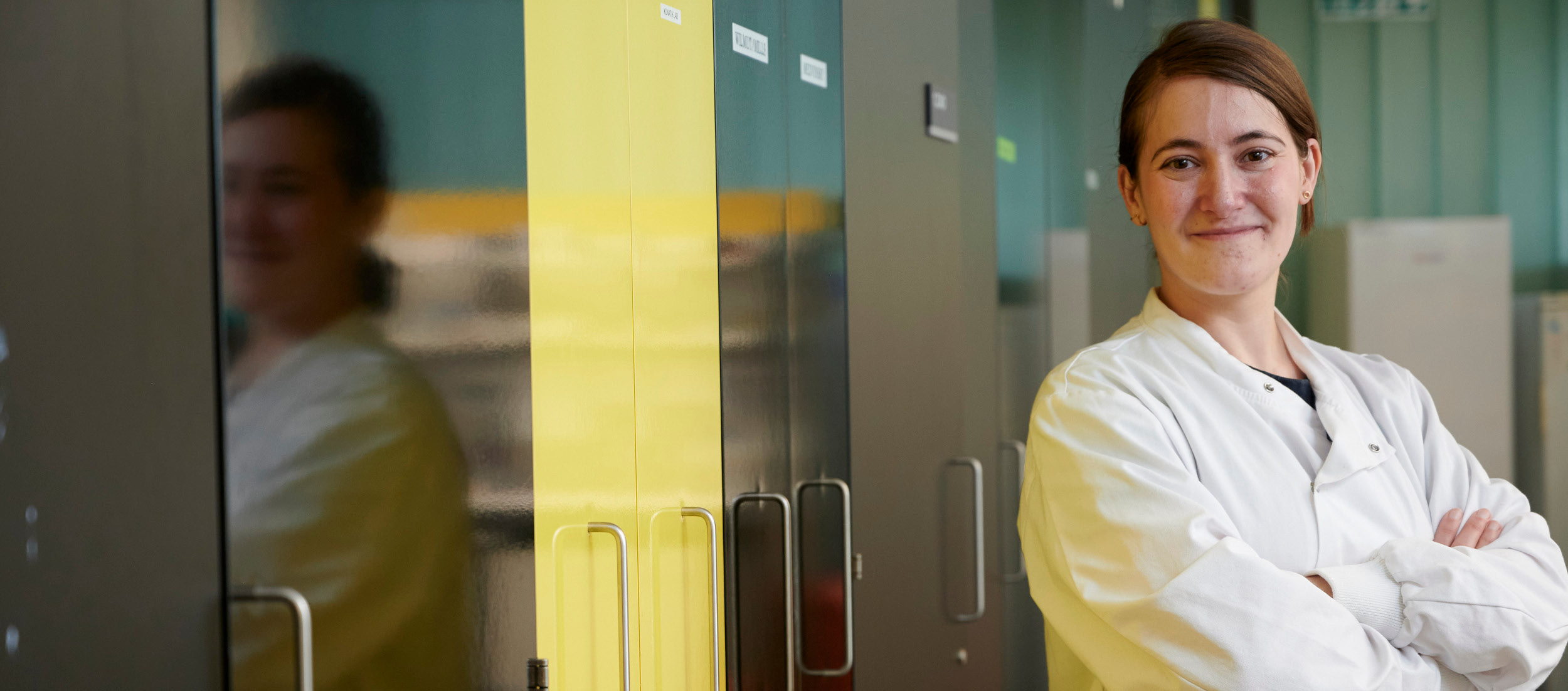 Image shoes Sofia Ferreira Gonzalez, with arms folded, in front of black and yellow lockers.